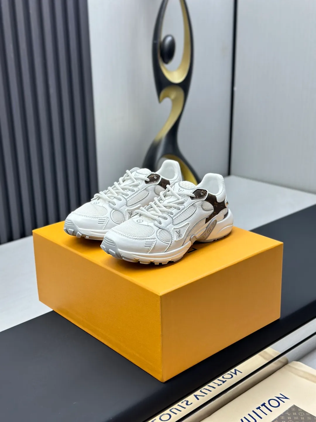 Factory price: 660💰Top version LV-Louis Vuitton-classic catwalk new style original 1:1 developed replica! ! The upper foot is very comfortable. It is made of luxurious materials and fine workmanship. The midsole is printed with English letters "Made in Europe". The upper is made of calfskin imported from Italy. The side is decorated with the brand's LOGO and signature. The latest latex foot pads and mesh lining make the foot feel super comfortable. The original two-color TPU combination outsole is specially provided by the original factory. Bag technology Goodyear stitched edges Fabric: Exclusive custom first-layer cowhide Accessories: Exclusive private model Vuitton logo, lining: Customized silk mesh lining - first-layer silk cowhide lining Outsole: TPU combination outsole wear-resistant, non-slip and anti-yellowing Foot pads: new latex pads-mesh sweat-absorbent Counter technology: fully computerized sewing machine wire drawing Toe box back cover Hot and cold shaping Full set of pull-top last with medium and low logo pattern Counter packaging - Shoelaces, certificates, cards, instructions, certificates of quality, dust bags, the most comprehensive packaging on the entire network, women's models 35-39, men's models 38-46 (38/46 customized, non-refundable!